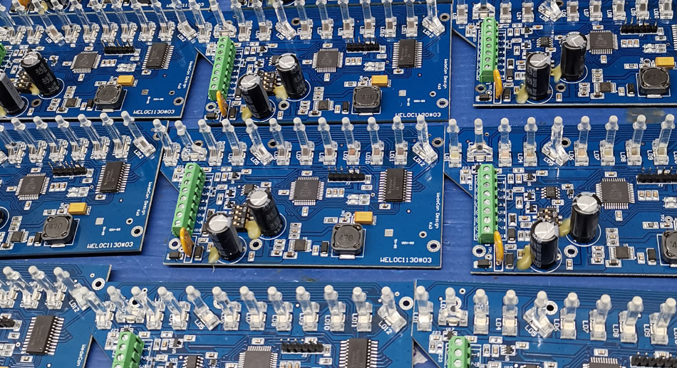 Как управление закупками компонентов на заводах PCBA влияет на время поставки?