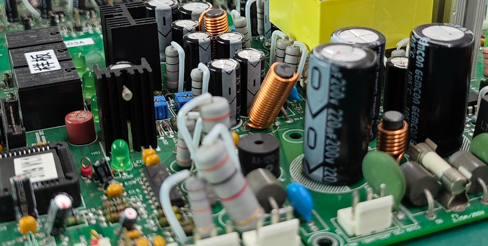 Как заводы по производству печатных плат справляются с проблемами монтажа сложных компонентов?