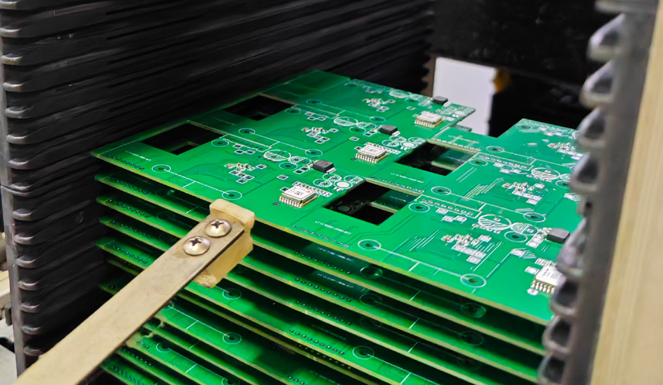 Влияние уровня автоматизации на заводах по производству печатных плат на массовое производство