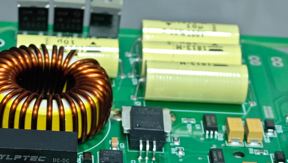 Как мы можем оценить качество обслуживания заводов по производству печатных плат, опираясь на отзывы клиентов?