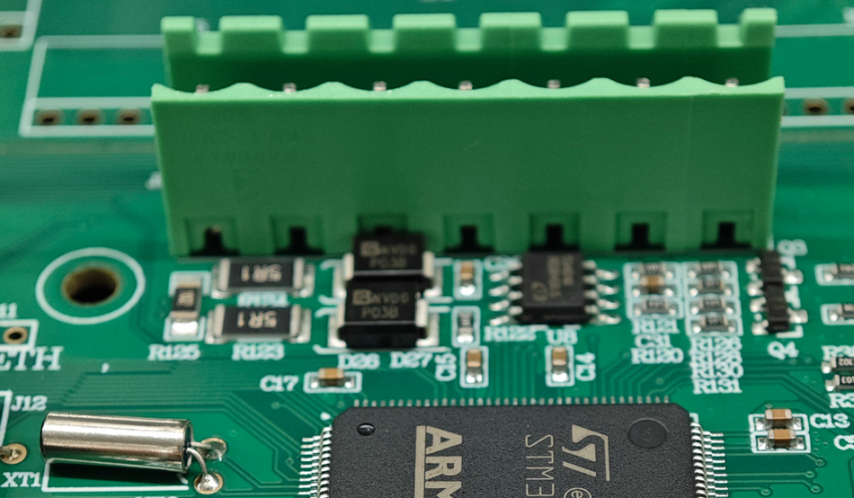 Как заводы по производству печатных плат могут снизить производственные затраты за счет автоматизации?