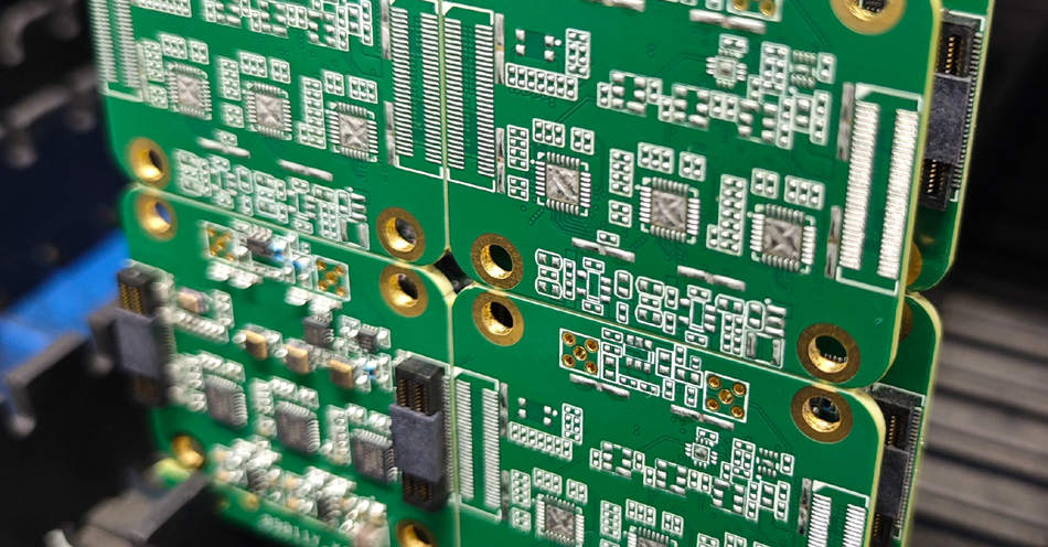 Как управление закупками на заводе по производству печатных плат влияет на общие затраты?